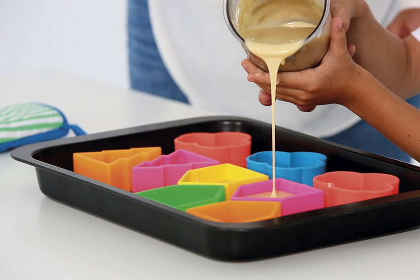 Niño utiliza los juguetes dëna como moldes de cocina