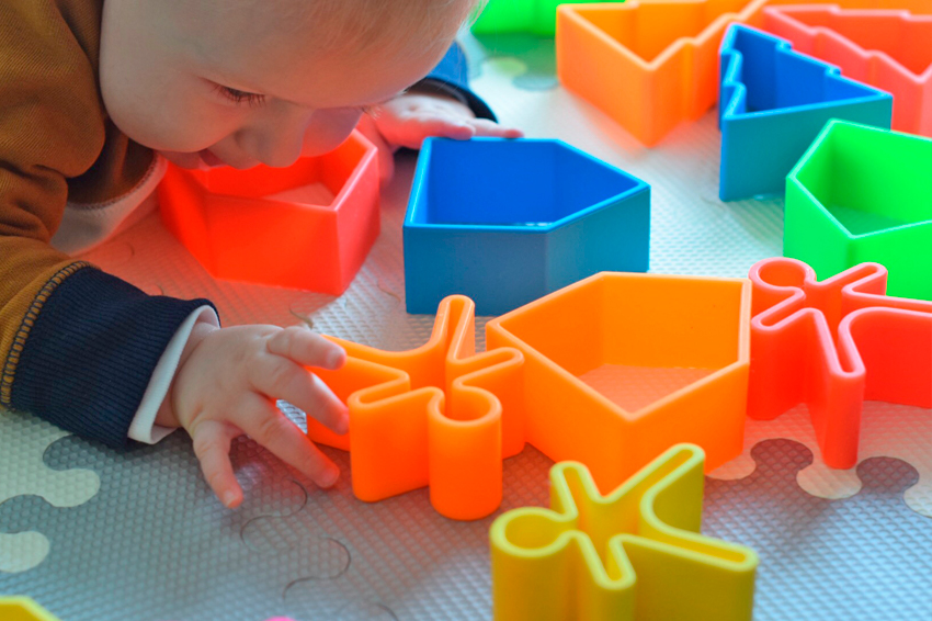niño jugando con dëna toys